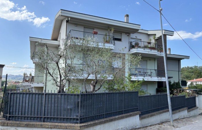 Luxury furnished duplex apartment with garden and garage in Sambuceto, near Pescara International Airport - 28